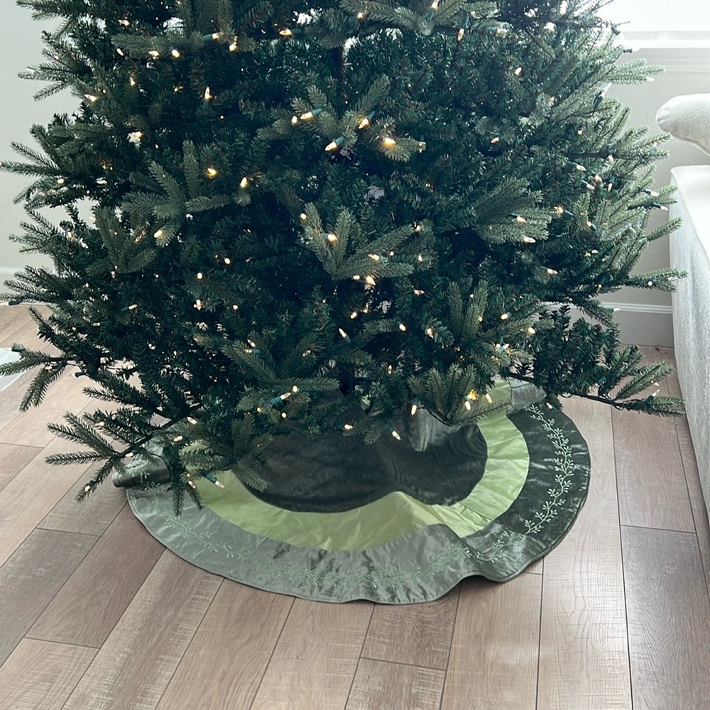 Beautiful green large Christmas tree skirt, see images. Absolutely beautiful!